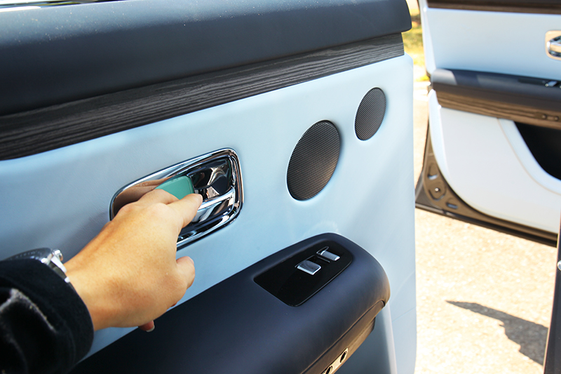 為顧及安全後車門配有電動輔助,手若鬆開即會停止車門開啟。