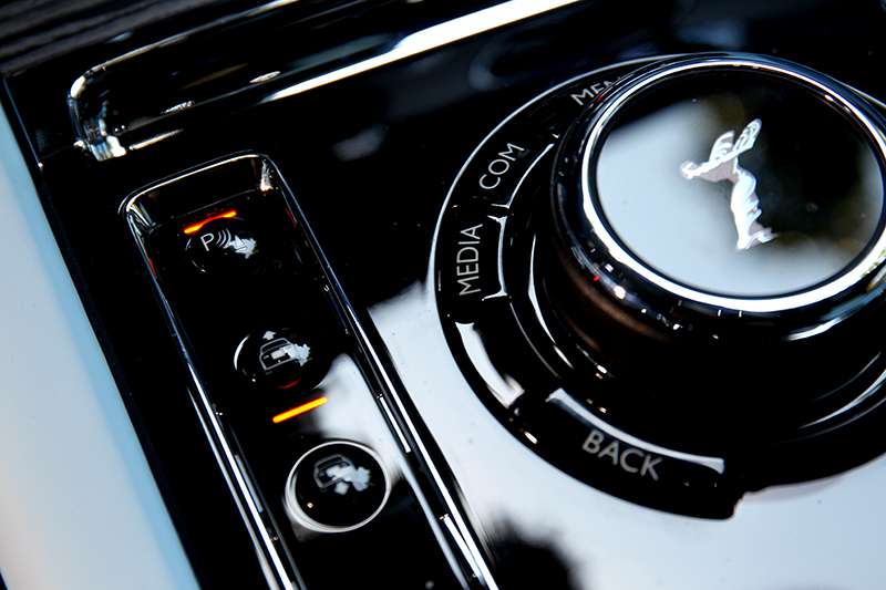 控制旋鈕用於操作中控,一旁按鈕則升降車高。