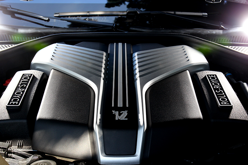 6.75升V12渦輪引擎,擁有563hp/86.7kgm最大動力輸出。