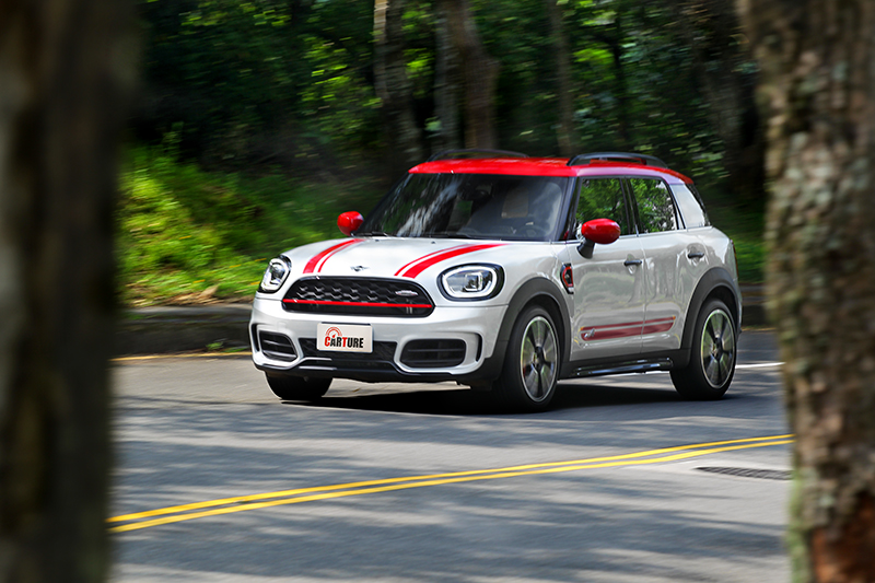 Mini JCW Countryman ALL4路感回饋已比以往來得舒適許多,但操控依舊紮實犀利。
