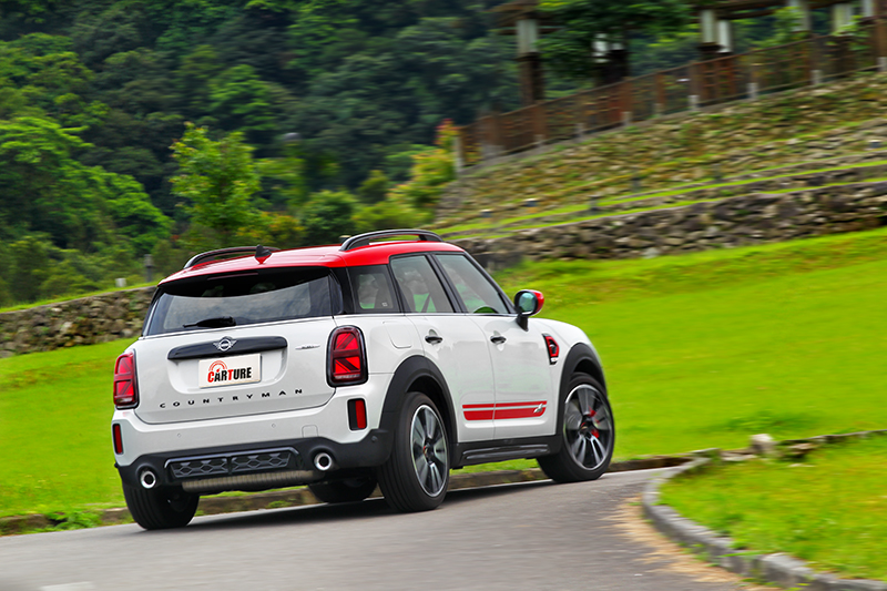 雖為休旅車但受惠於跑車化懸吊與ALL4四輪驅動,Mini JCW Countryman ALL4在山路竟有著令人欲罷不能的樂趣。
