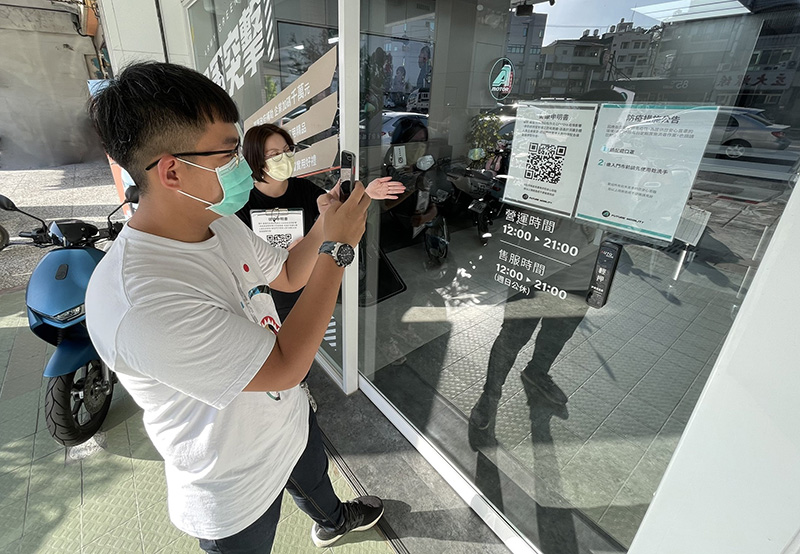 宏佳騰全台智慧門市防疫全面啟動,門市同仁皆全日配戴口罩、實施出入實聯登錄管理與酒精清潔雙手消毒,提供安心無慮賞車環境。