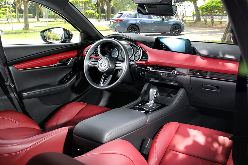 坐進MAZDA3座艙,你會率先感受那股同級僅見的溫潤與飽滿,以及極簡概念下的清爽視覺呈現。