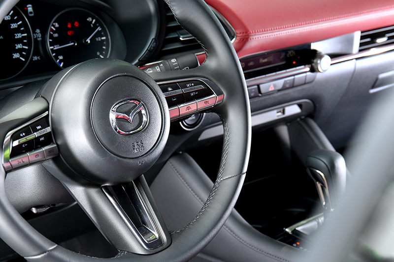 透過軟質膠料、皮革與金屬質感所共構的中控台,即能領略MAZDA3對於氛圍營造的用心與考究。