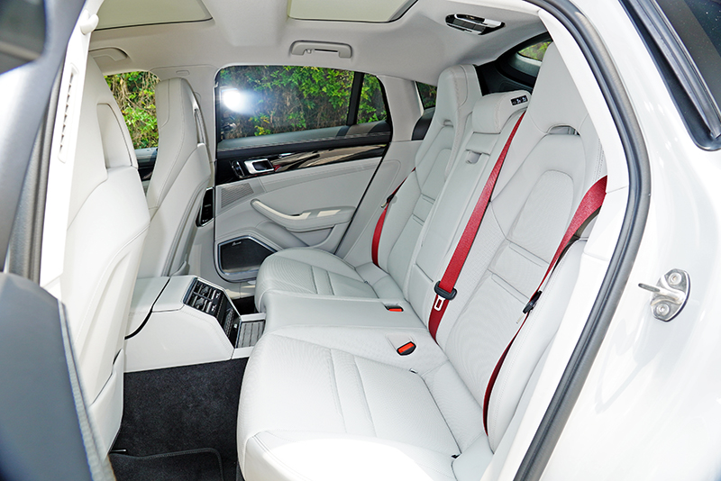 試駕車選配五人坐後座配置,標配為獨立四座,白色內裝,紅色安全帶與天窗都是選配。