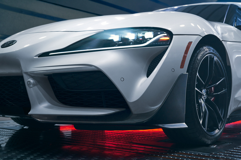 GR Supra A91-CF特仕車前後配置碳纖維下擾流套件。