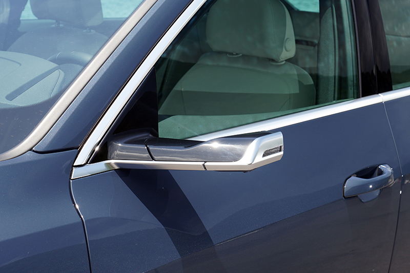 本次試駕的e-tron Sportback 55 quattro S line配有全數位虛擬後視鏡 (Audi Virtual Exterior Mirror),所以在兩側沒有傳統的後視鏡,而是由兩具攝影機所取代,飛翼式設計也可有效降低風阻。