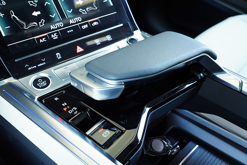 e-tron Sportback 55 quattro S line的換檔方式是撥動排檔頭前的換檔鈕,使用上相當便利。