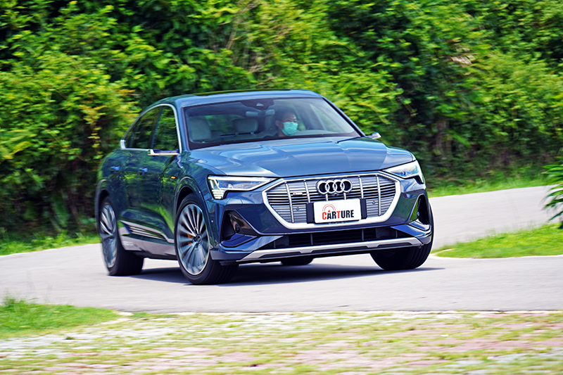 體積與重量都分量不小的 e-tron Sportback 55 quattro S line,開起來其實跟一般中型SUV相去不遠,相當容易駕馭。