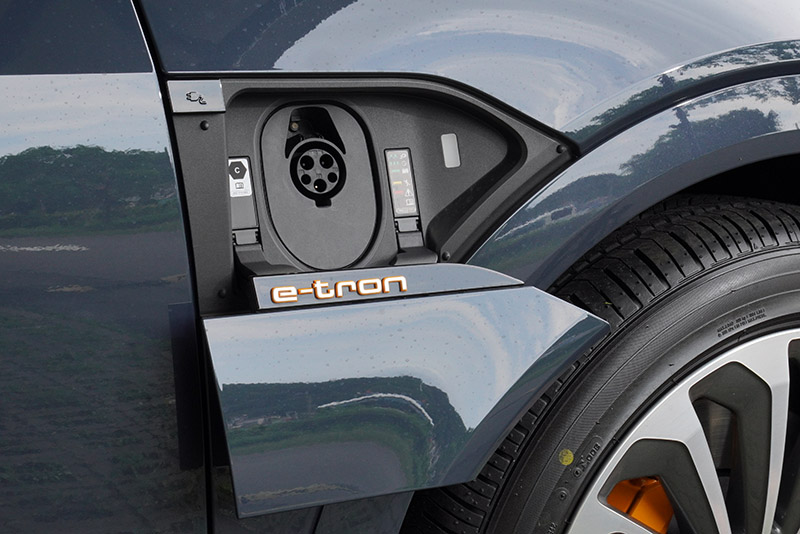 e-tron Sportback 55 quattro S line具備交流電與直流電充電孔,右側為用於交流電充電。