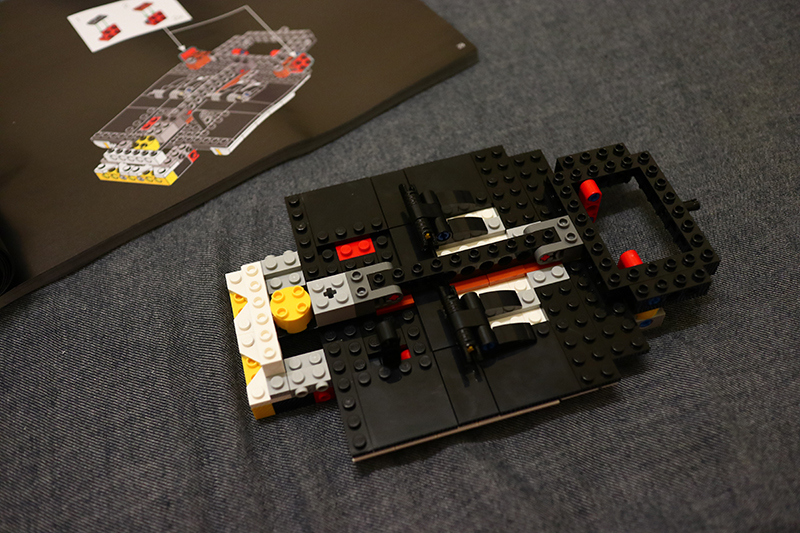 拆第一包零件袋並按圖拼裝,實際完成品就這樣,看得出是車身哪部分嗎?