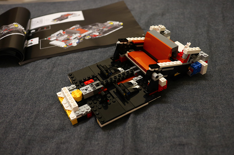 繼續拆第二包零件袋並依順序組裝,應該可以看出是底盤後半了吧?