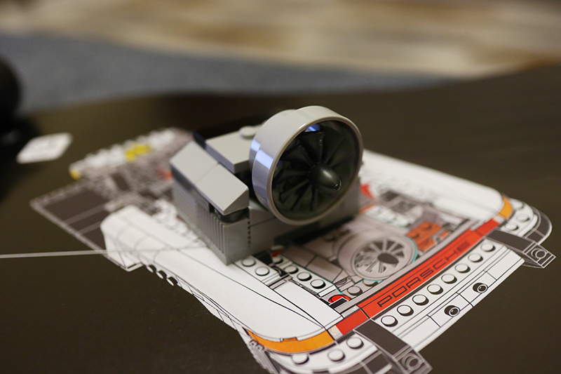 此時一輛跑車最重要的零件 -- 引擎也已組裝完畢,等著放進這輛911的後半車體裡。