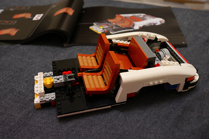 拆開第四包零件袋並組裝完成後,連前座都已逐漸呈現出來了。