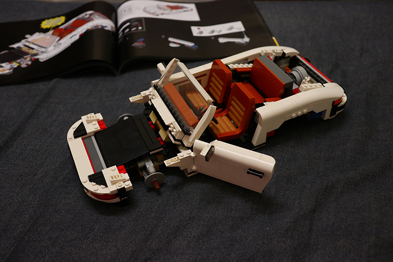 將第六袋零件按說明書拼裝後,這下連前半部車身、車門與前行李廂蓋都已經清晰可辨了。