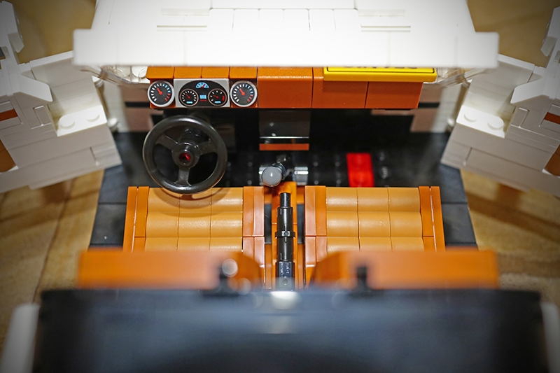 不管座椅或儀錶一點也不馬虎,細節上算是相當考究,唯一可惜的就是印刷磚沒能呈現911招牌的五圓儀錶。