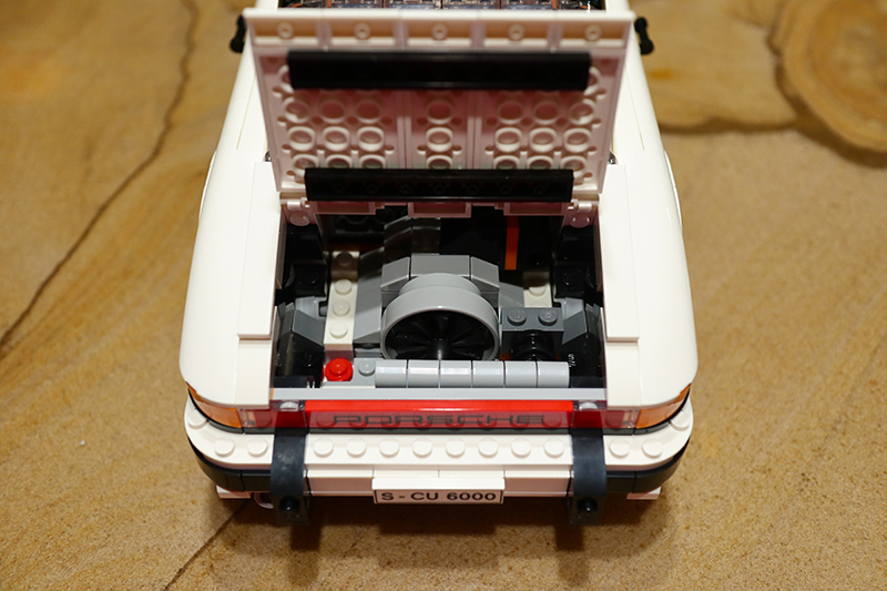 後置的空冷水平對臥引擎也忠實呈現,有趣的是自然進氣的Targa與渦輪增壓的Turbo就連引擎周邊配件都有差異。