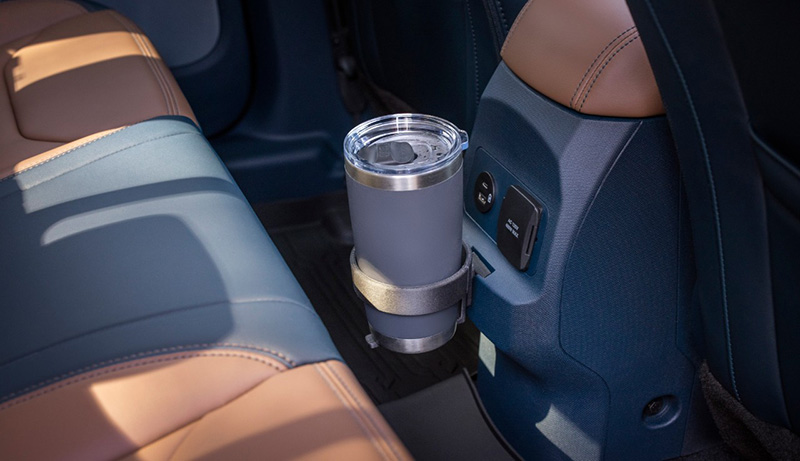 前中央鞍座後端設計有FITS插槽,可依需求插置杯架、儲物箱、垃圾桶或食物袋、雙掛勾等外掛配件。