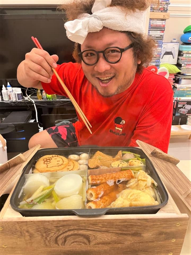 【車勢星聞】納豆坦承自己的自煮功力僅有清冰箱煮火鍋,因此請《神廚賽恩師》發起「自煮居家防疫神廚大賽」,想參考看看大家都做什麼料理。(圖:公視提供)