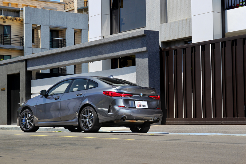 傳承2系列跑車神髓而來的220i Edition M,誘惑得你我如此於理有據。