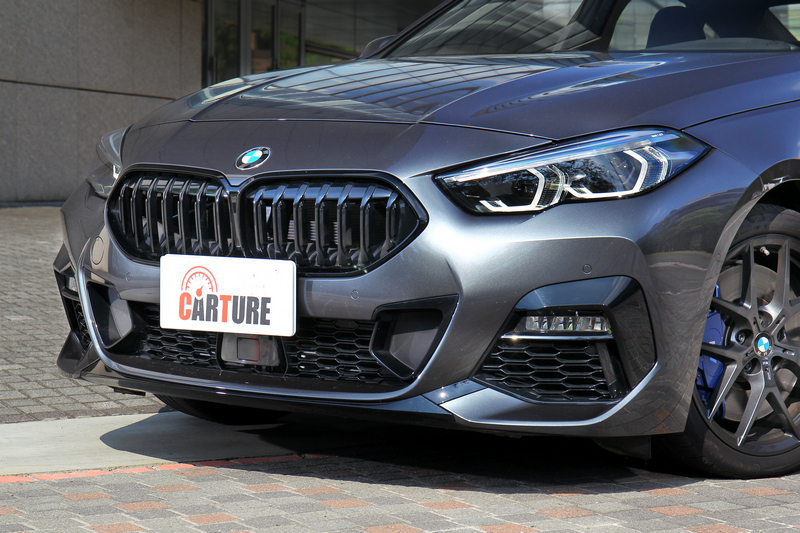 由寬扁頭燈組而來的銳利眼神與下氣壩M款空力套件妝點,盡顯BMW式的渾然天成律動基因。