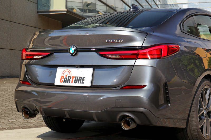 長條L型的LED尾燈組連同後下保桿的懾人曲線,營造飽滿性能意涵。