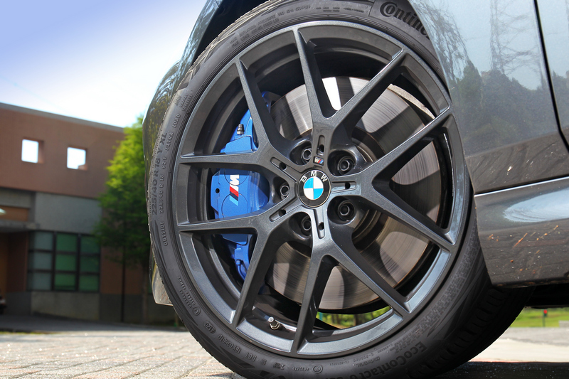 18吋M款專屬深色V輻式輪圈與藍色塗裝的M款煞車套件,讓簧下視覺強悍無比。