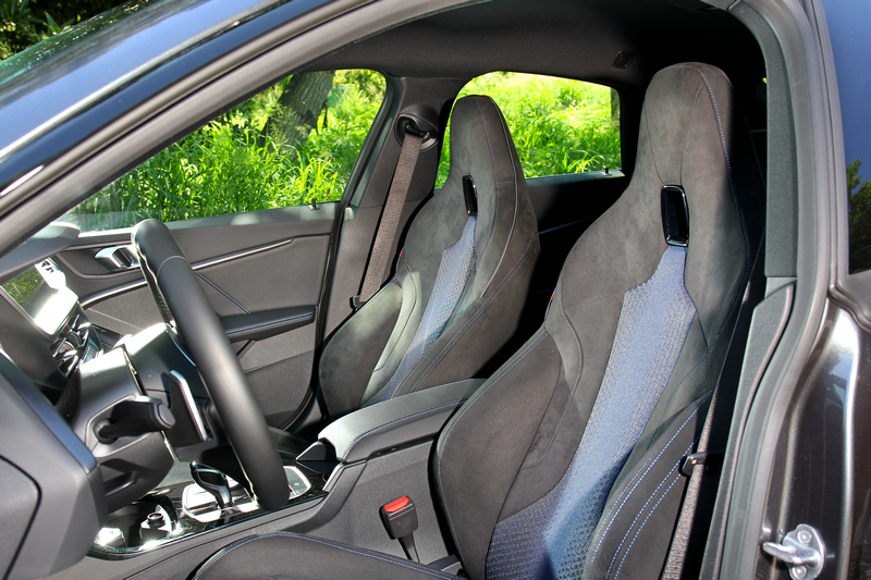 Alcantara麂皮/高級織布M雙前座跑車座椅搭配黑色車內頂篷,熱血氛圍不言自喻。