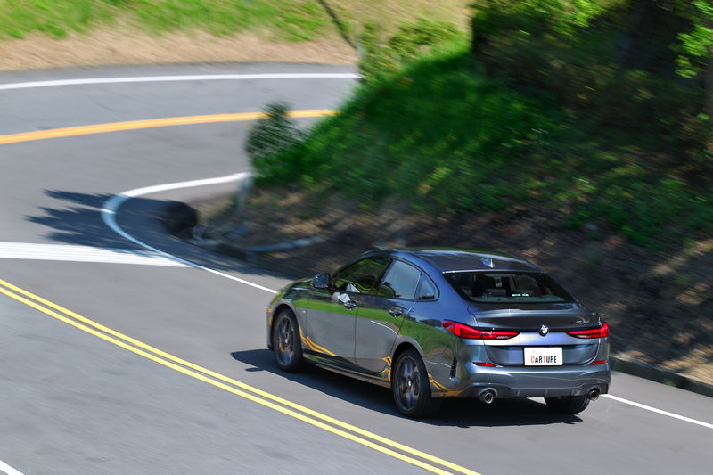 實際駕馭便能發覺220i Edition M的加速極其明快澎湃,彎中協調度與餘裕更是令駕者大呼過癮。