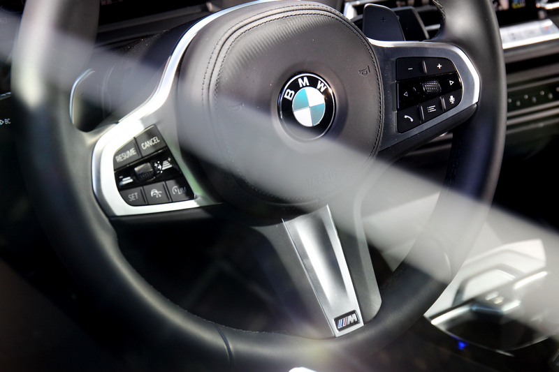 手握BMW加上M字銘牌的方向盤,簡直夫復何求。