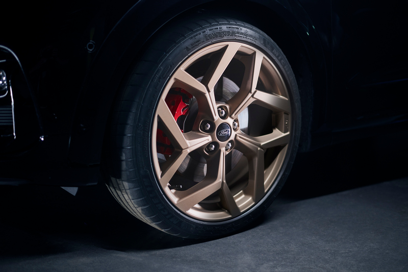 金色輪圈搭配紅色卡鉗。