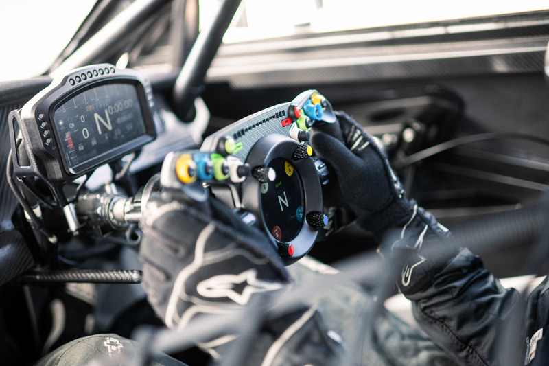 Fanatec方向盤除可裝在Continental GT3 Pikes Peak賽車上,也能在模擬器上使用。