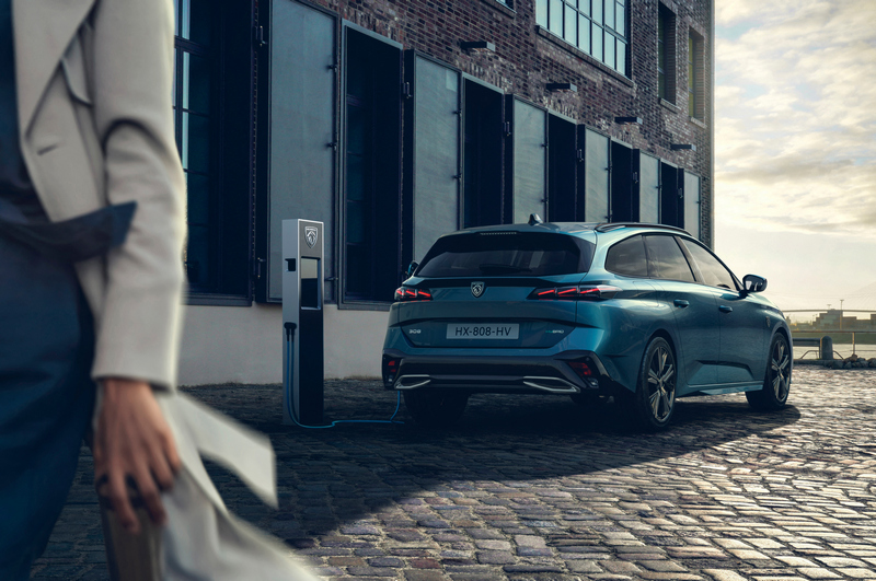 油電車型則是Hybrid 180與Hybrid 225(255hp)兩種PHEV系統。