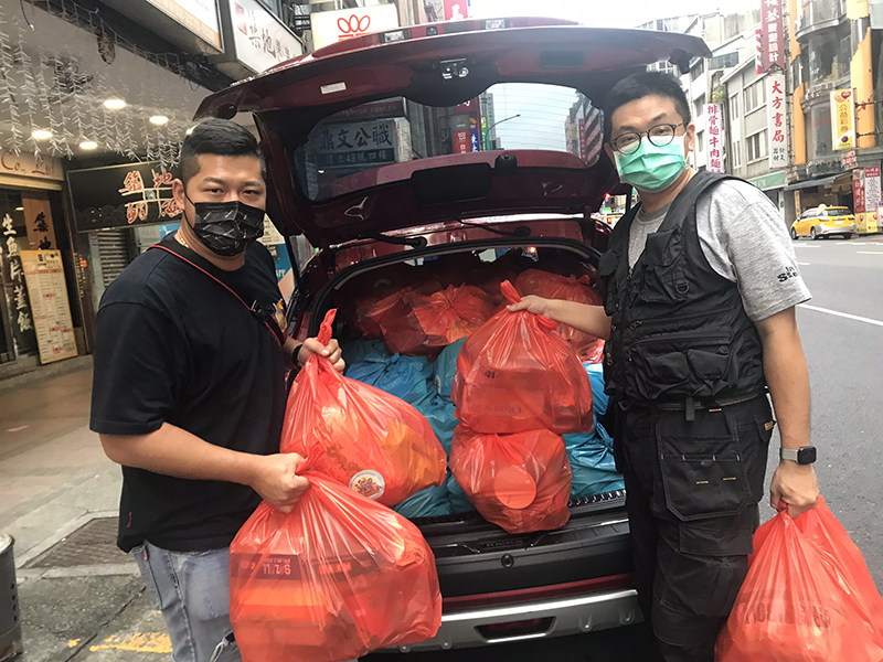【車勢星聞】作家林立青開車與草爺親自運用抗疫物資包。(圖:紅心字會提供)