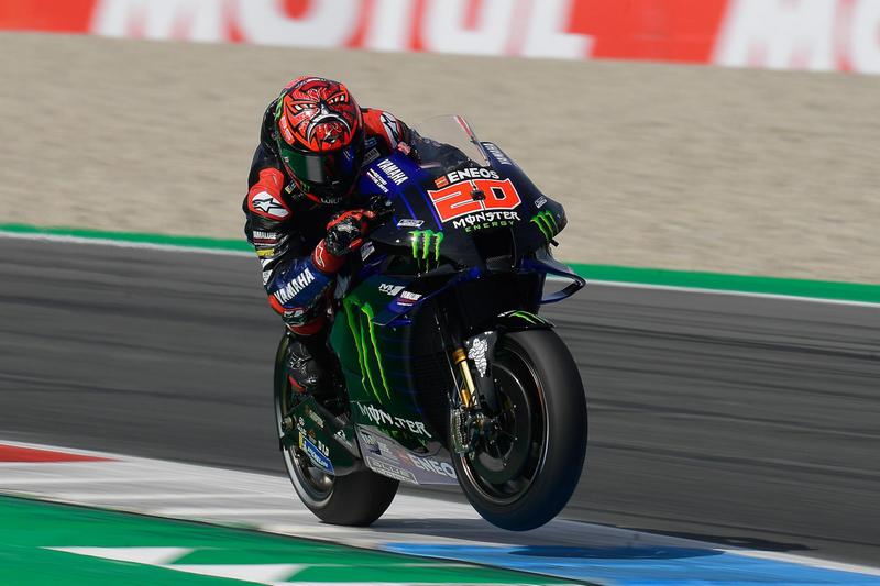 Quartararo沒讓Bagnaia領先太久,很快就超越並遙遙領先。