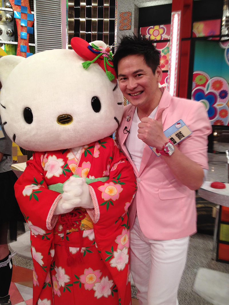 【車勢星聞】馬國賢(右)見到穿和服的Hello Kitty連忙合照留念。(圖:艾迪昇傳播提供)