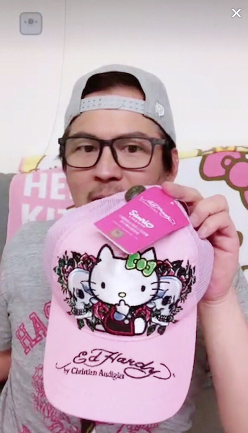 【車勢星聞】馬國賢靠友人幫助搶到兩頂Ed Hardy和Hello Kitty聯名款帽子。(圖:17Live提供)
