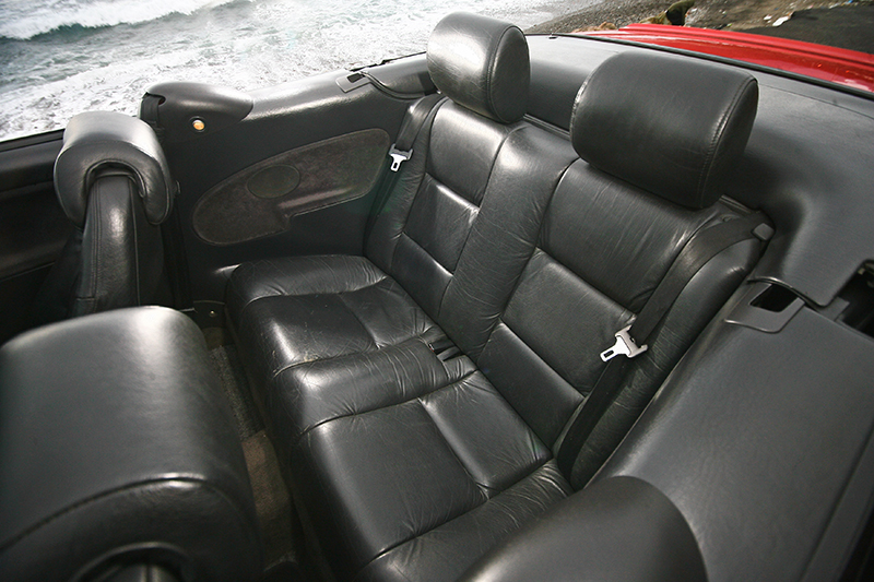 敞篷車不實用?Saab 900 Convertible的後座不只可以坐人而且還很舒適!