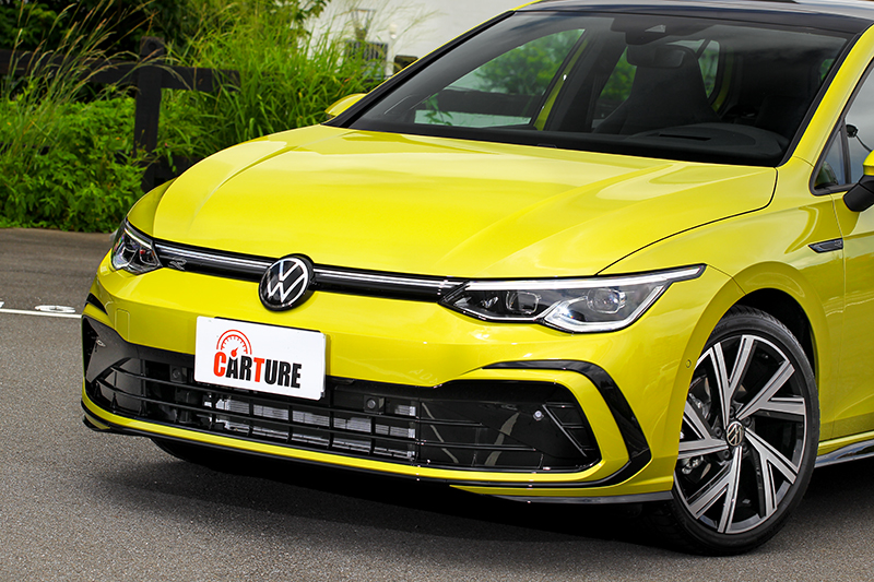 更細扁頭燈搭配寬闊下氣壩和R-Line套件,雖線條圓潤但卻散發出更兇狠運動氣勢。