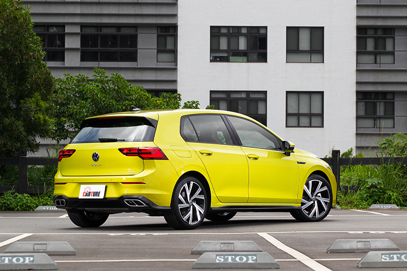 透過折線豐富車尾視覺感受,雙出排氣尾飾管散發Golf應有的運動樣貌。