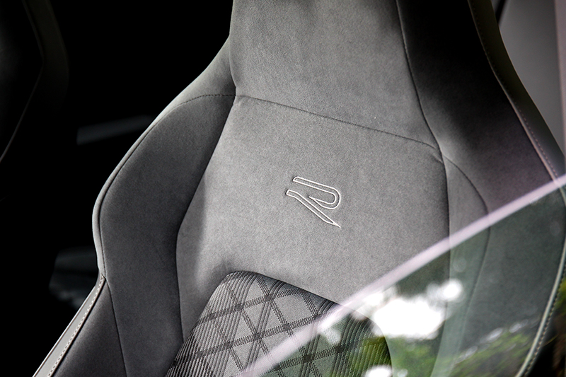 280 eTSI R-Line車型配備類麂皮/織布跑車座椅,視覺與包覆感都讓人滿足。
