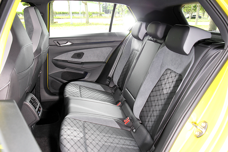 座椅造型與椅背角度設計良好加上充裕空間,使其後座有著出色舒適的乘坐感受。