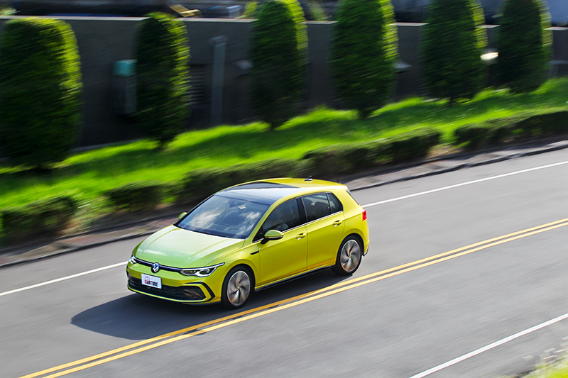 坑洞過率表現相當出色,整體乘坐較以往更有質感且舒適。