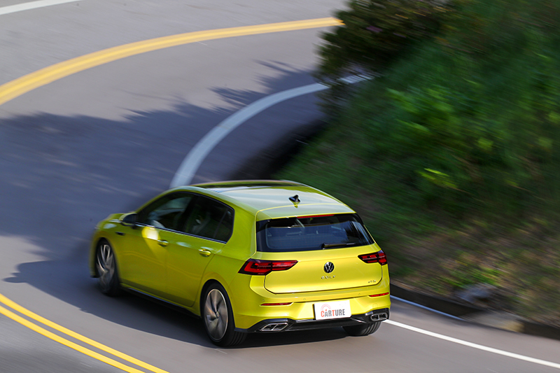 R-Line專屬運動化懸吊沒有想像中硬朗,甚至乘坐還頗為舒適,但在彎中卻仍能給予安心支撐力。