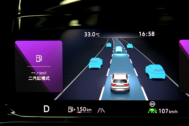當啟動半自動駕駛儀表則會顯示道路虛擬實境，ACC也支援停車10秒內自動跟車功能，但實測靜止超過20秒仍能作動。