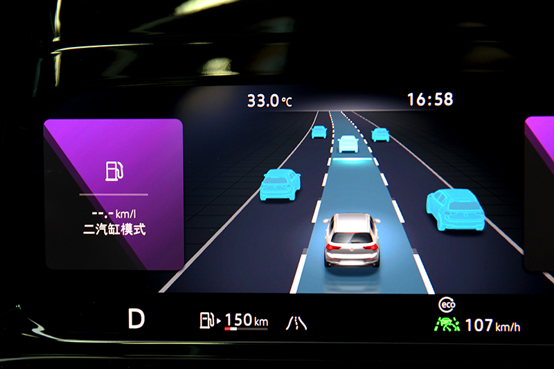 當啟動半自動駕駛儀表則會顯示道路虛擬實境,ACC也支援停車10秒內自動跟車功能,但實測靜止超過20秒仍能作動。