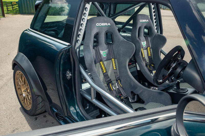 車室也配置賽車椅與防滾籠。