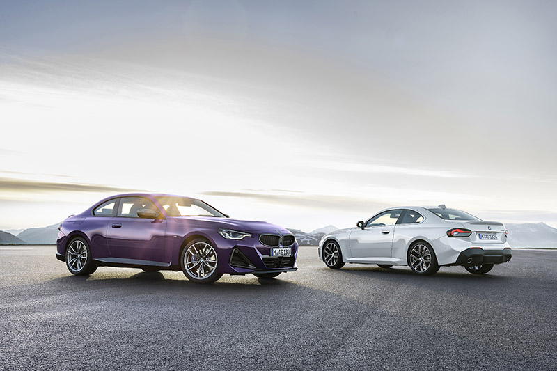 紫車為M240i xDrive Coupé,白車為220i Coupé。