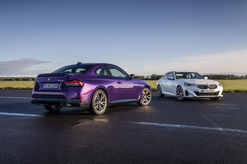 紫車為M240i xDrive Coupé,白車為220i Coupé。