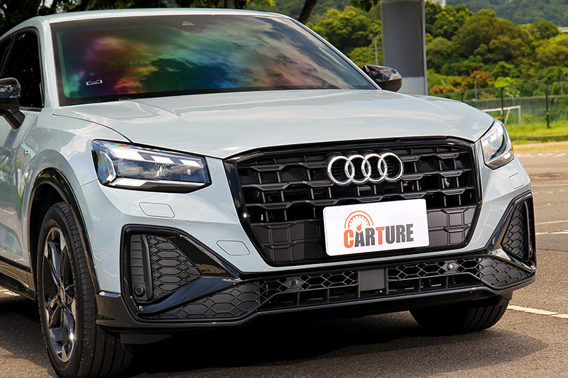 新式保險桿、頭燈(選配42,000元Matrix LED矩陣式頭燈 )、黑色風格套件(51,000元)，讓Q2有著更勝以往的帥氣樣貌。